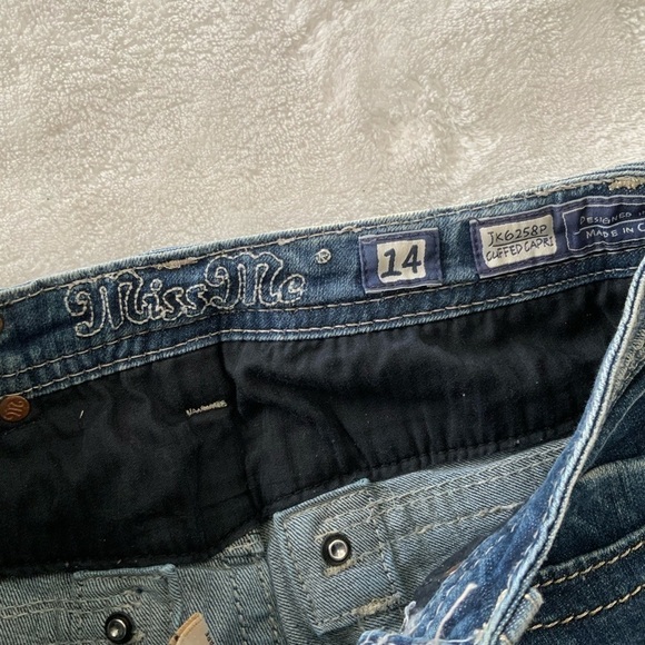 𝅺MISS Me Camo Sequin Cuffed Capri Jeans - Picture 5 of 8